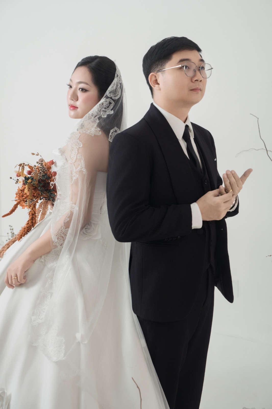 Thuận và Thư quay lưng