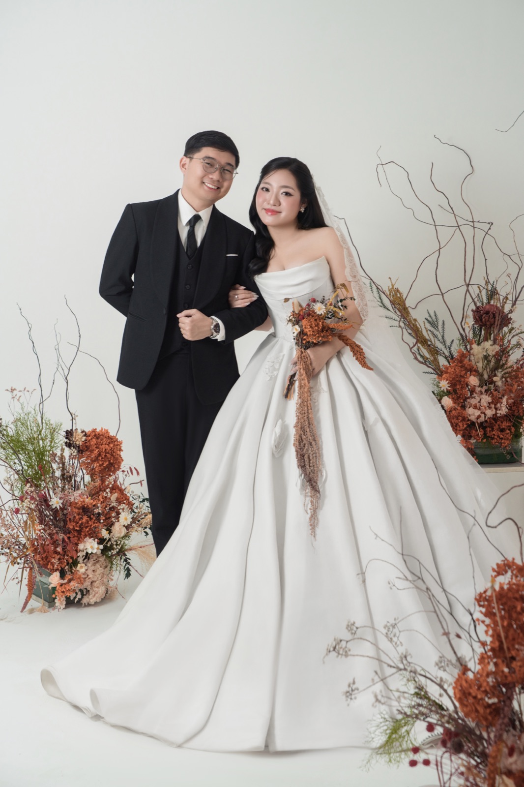 Thuận và Thư đứng cạnh nhau